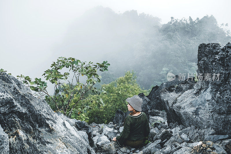 旅行妇女看的观点，Pha Ngern视点VangVieng，老挝